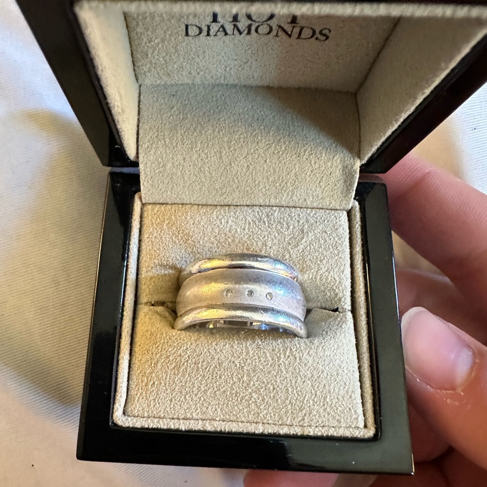 Hot diamonds ring